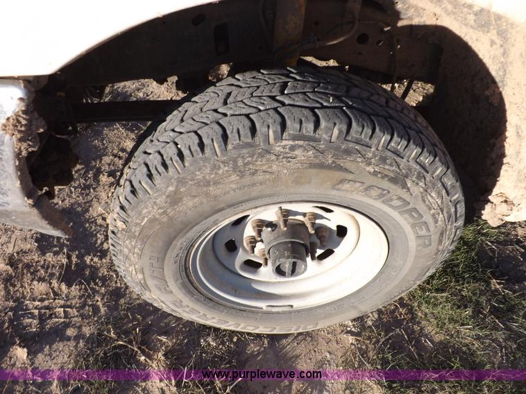 image for item F6311 2004 Ford F250 Super Duty XL pickup truck