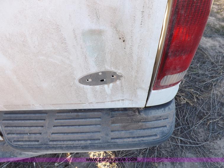 image for item F6311 2004 Ford F250 Super Duty XL pickup truck