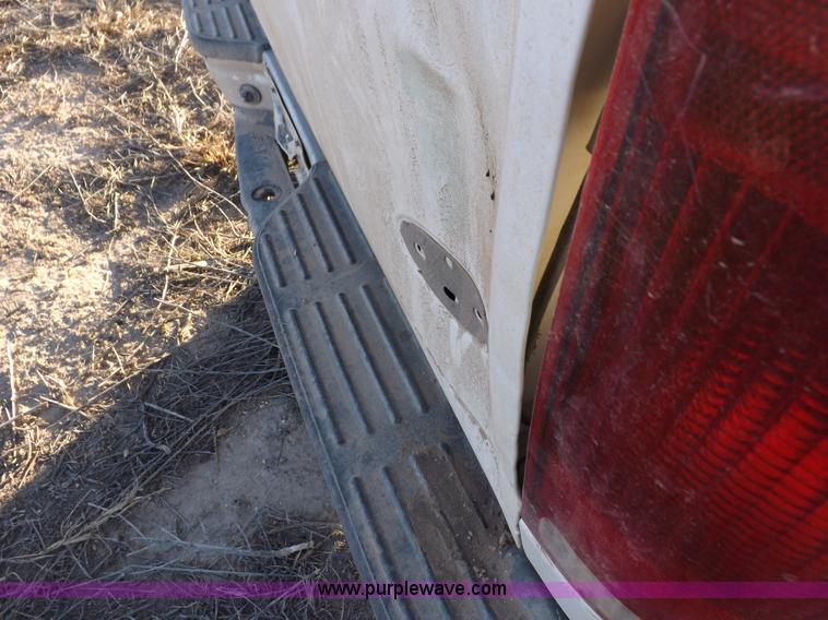 image for item F6311 2004 Ford F250 Super Duty XL pickup truck