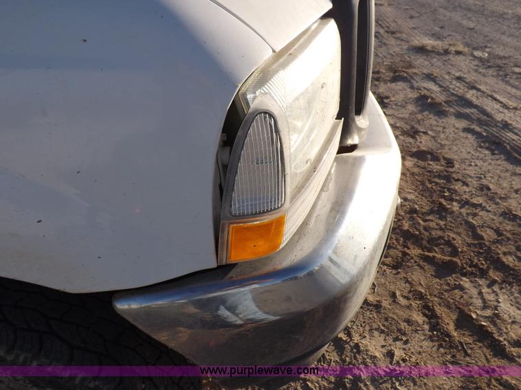 image for item F6311 2004 Ford F250 Super Duty XL pickup truck