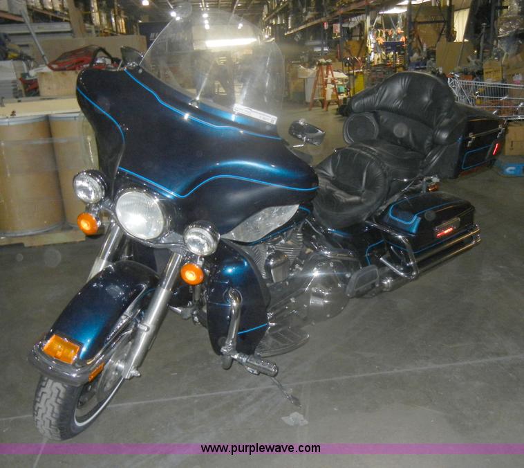 image for item V9977 2001 Harley Davidson USA Ultra Classic motorcycle