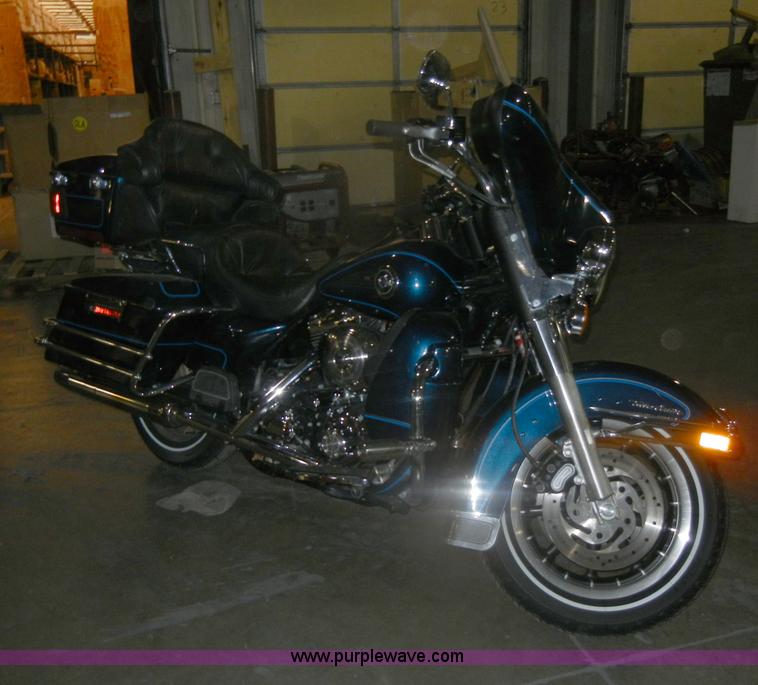 image for item V9977 2001 Harley Davidson USA Ultra Classic motorcycle