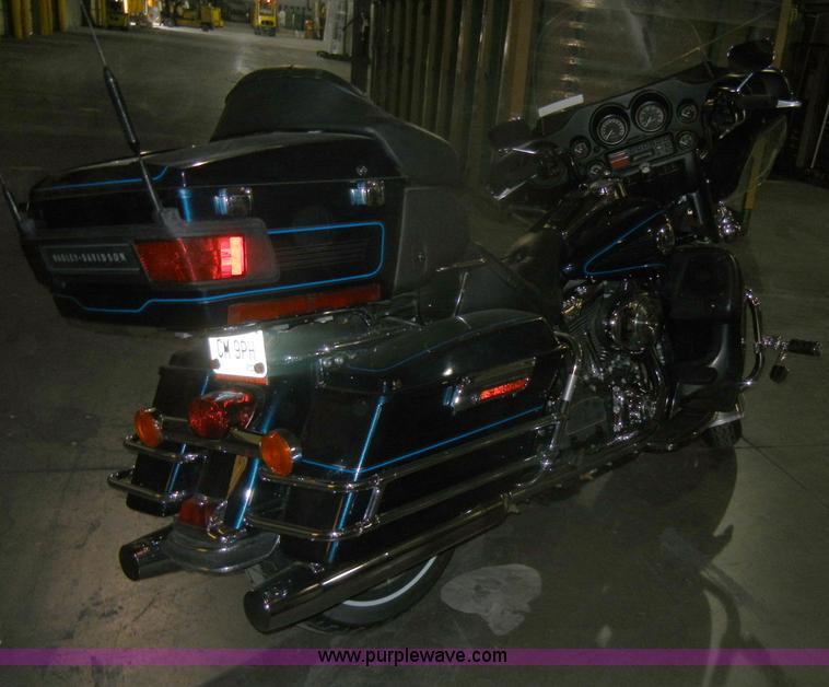 image for item V9977 2001 Harley Davidson USA Ultra Classic motorcycle