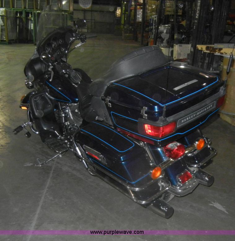 image for item V9977 2001 Harley Davidson USA Ultra Classic motorcycle