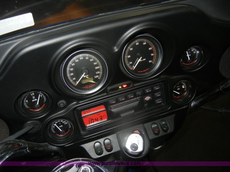 image for item V9977 2001 Harley Davidson USA Ultra Classic motorcycle