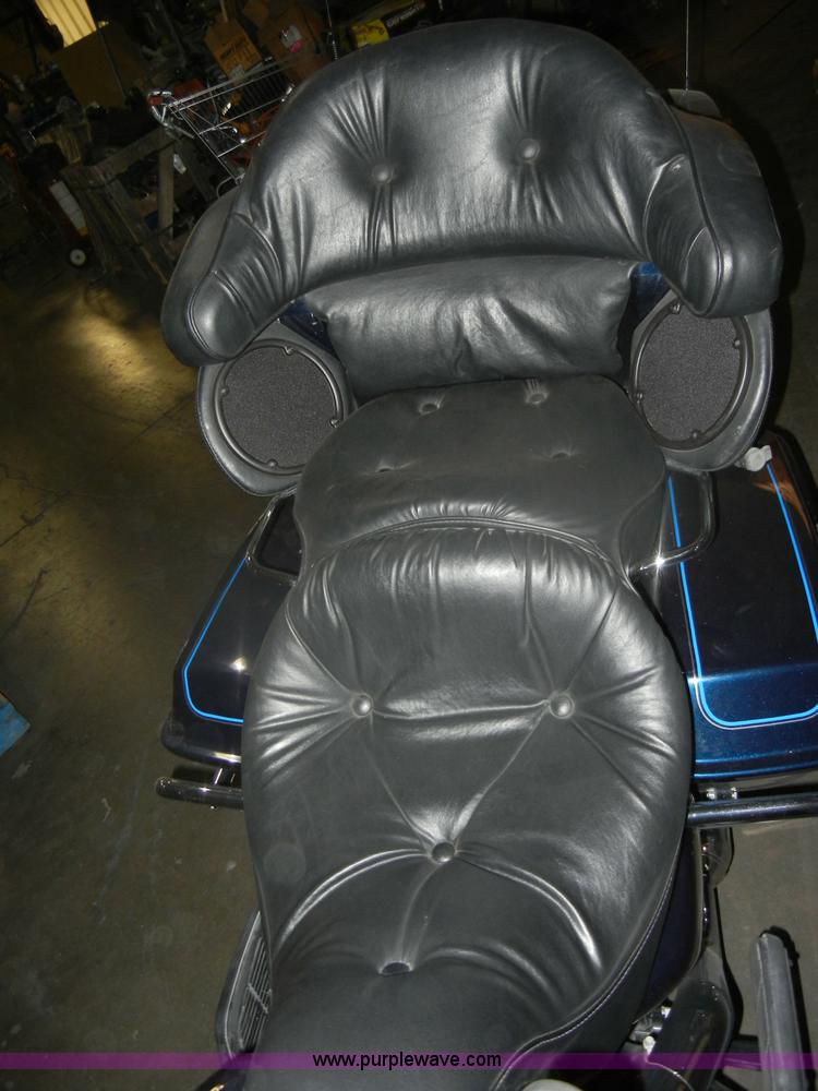 image for item V9977 2001 Harley Davidson USA Ultra Classic motorcycle