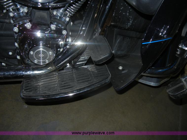 image for item V9977 2001 Harley Davidson USA Ultra Classic motorcycle