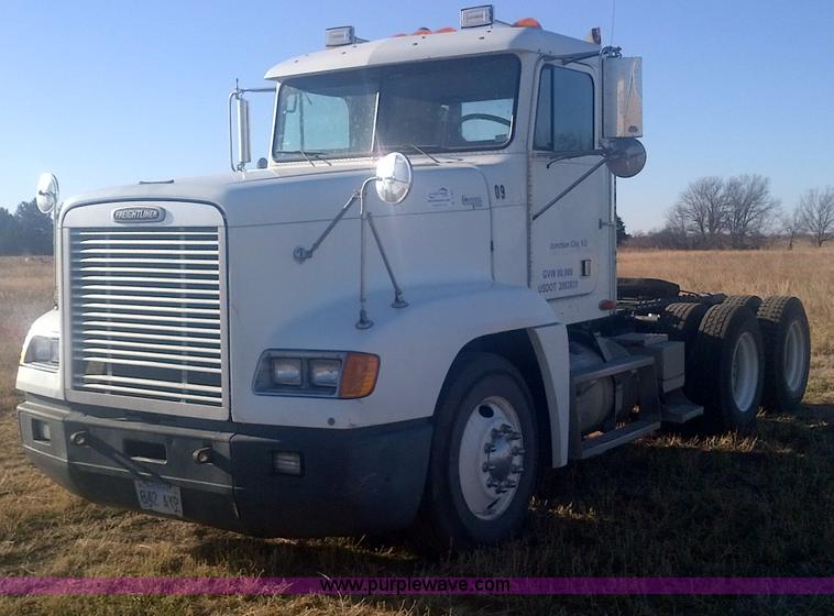 image for item D4657 2000 Freightliner semi truck