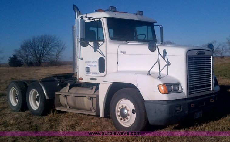 image for item D4657 2000 Freightliner semi truck