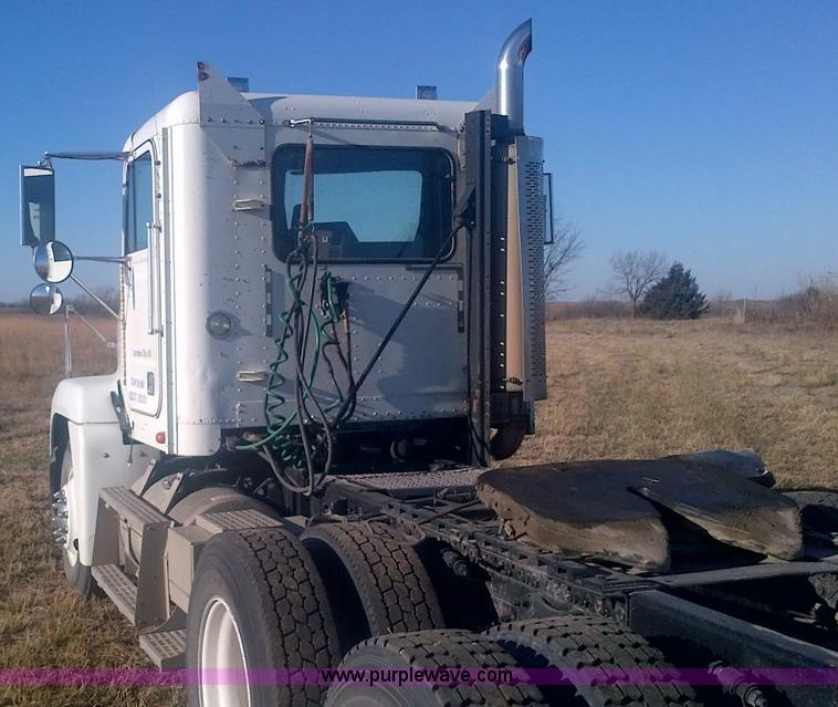 image for item D4657 2000 Freightliner semi truck