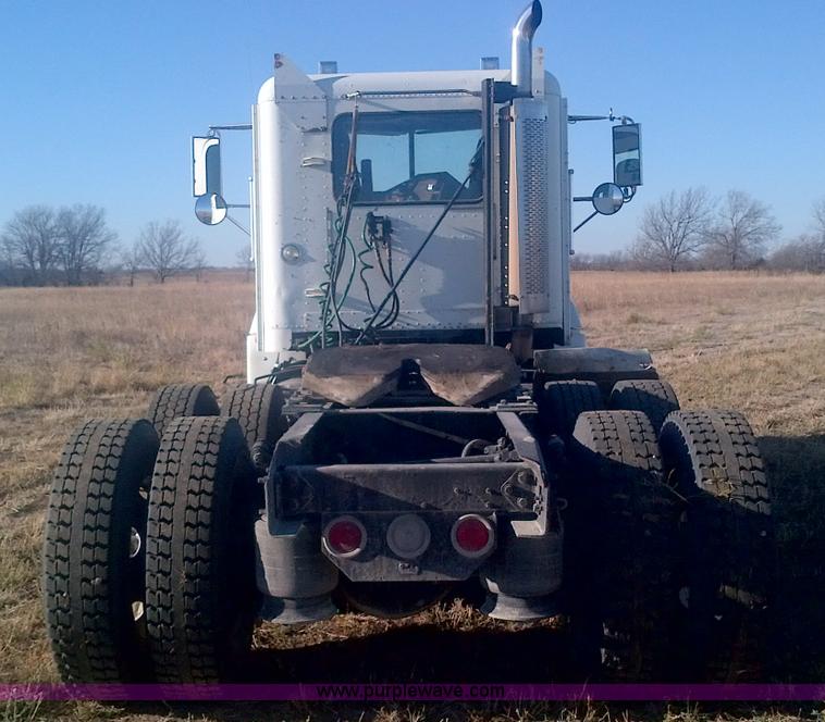 image for item D4657 2000 Freightliner semi truck