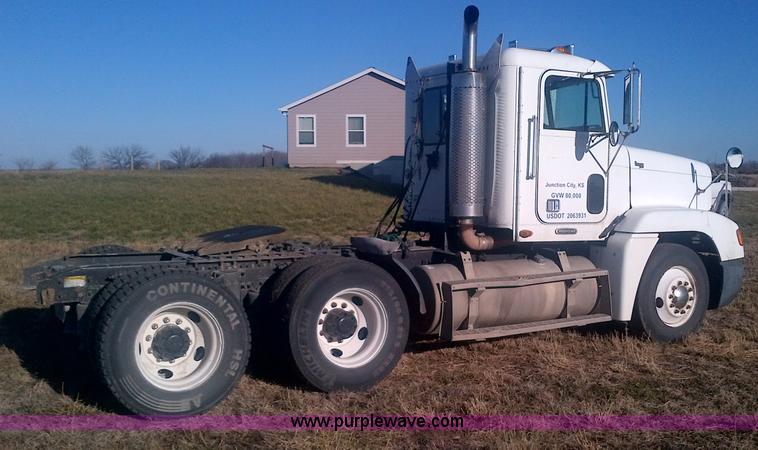 image for item D4657 2000 Freightliner semi truck
