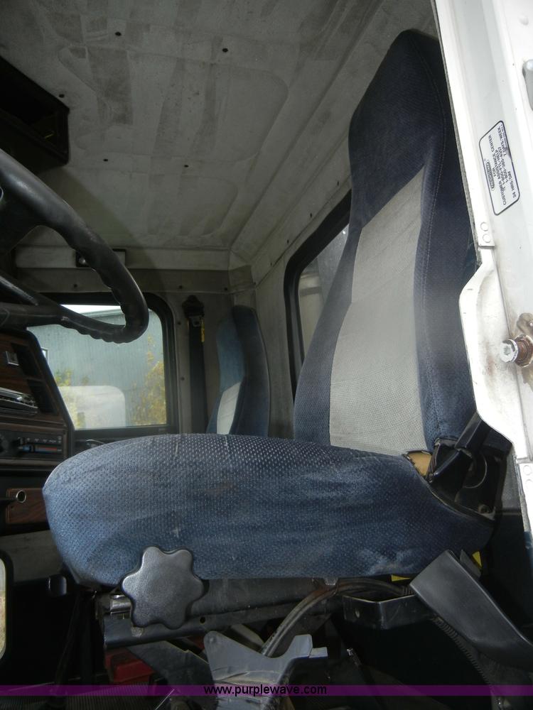 image for item D4657 2000 Freightliner semi truck