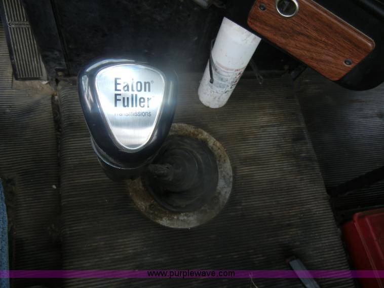 image for item D4657 2000 Freightliner semi truck