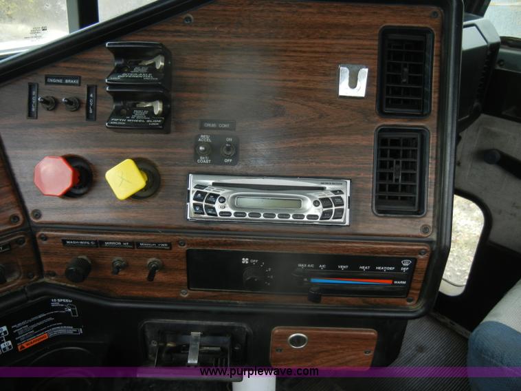 image for item D4657 2000 Freightliner semi truck