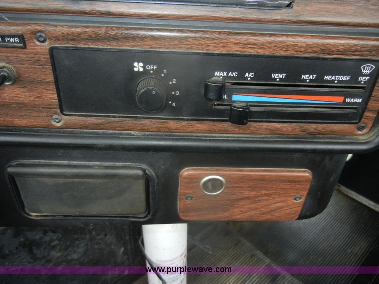 image for item D4657 2000 Freightliner semi truck