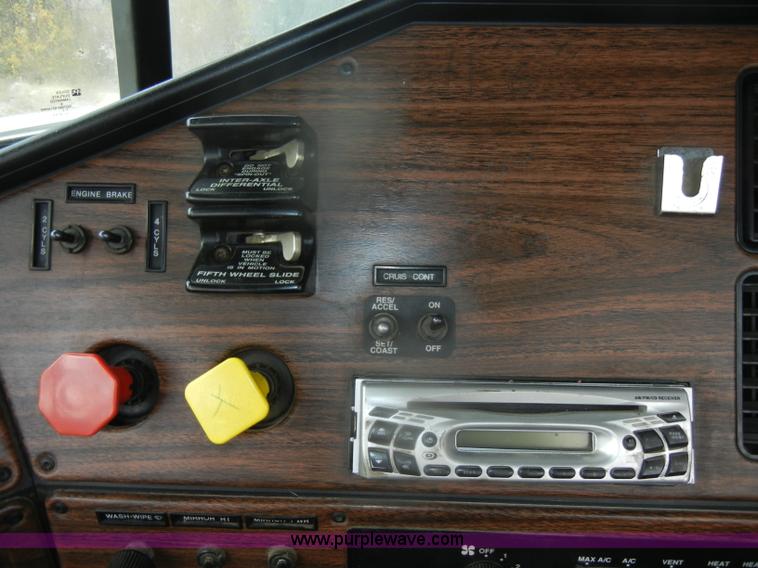 image for item D4657 2000 Freightliner semi truck