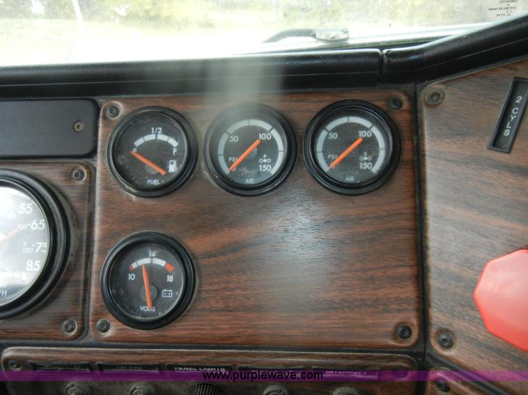 image for item D4657 2000 Freightliner semi truck