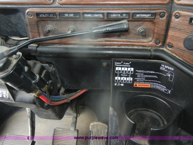 image for item D4657 2000 Freightliner semi truck