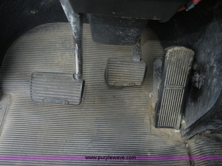 image for item D4657 2000 Freightliner semi truck