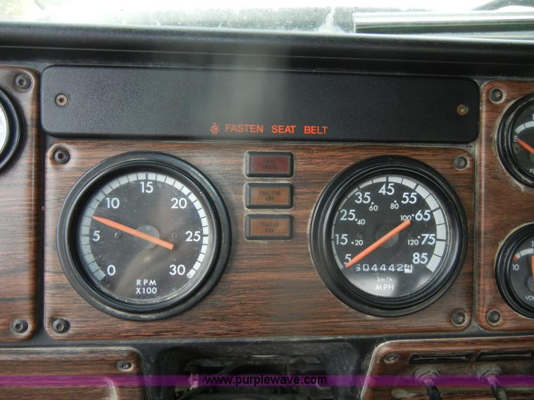 image for item D4657 2000 Freightliner semi truck