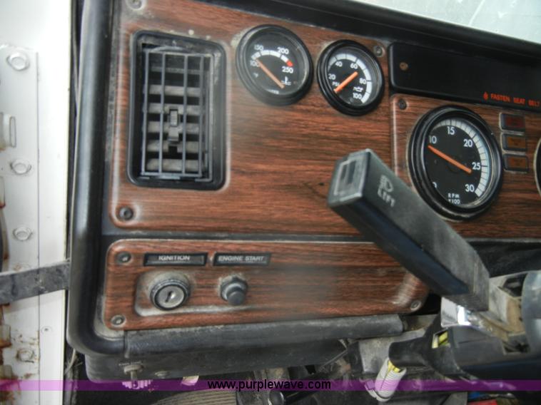 image for item D4657 2000 Freightliner semi truck