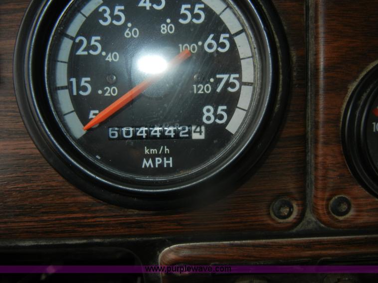 image for item D4657 2000 Freightliner semi truck