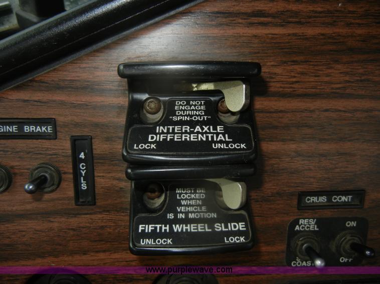 image for item D4657 2000 Freightliner semi truck