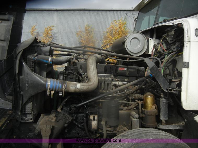 image for item D4657 2000 Freightliner semi truck