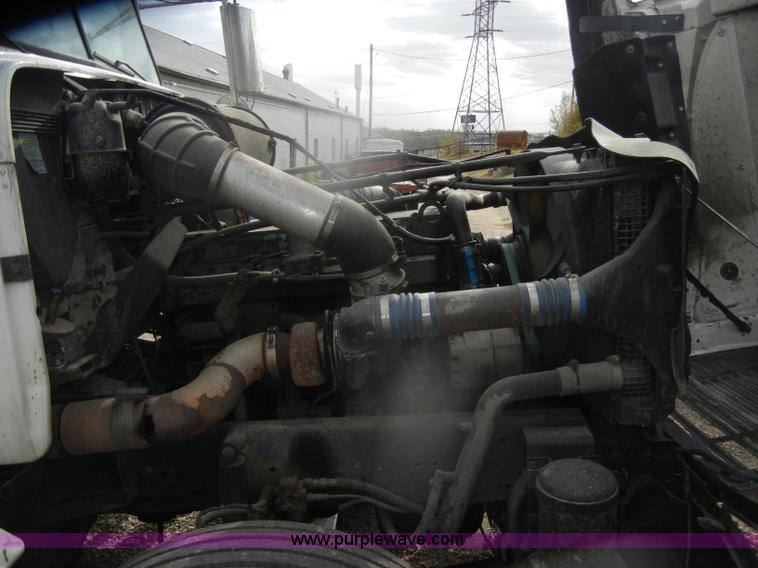 image for item D4657 2000 Freightliner semi truck