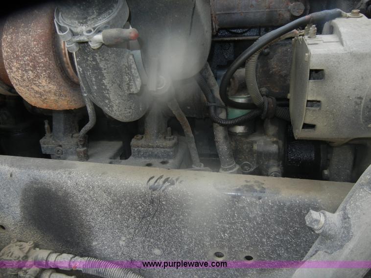 image for item D4657 2000 Freightliner semi truck