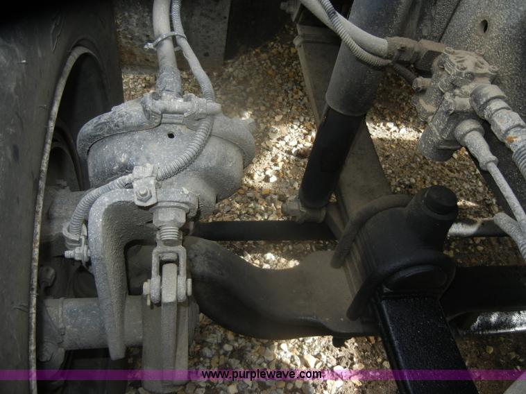 image for item D4657 2000 Freightliner semi truck