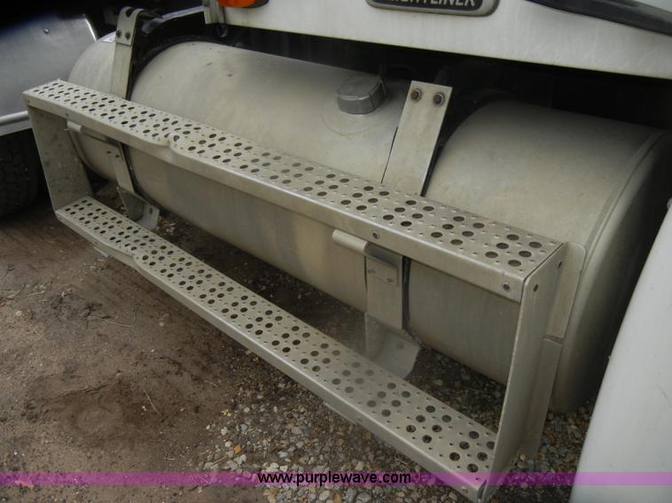 image for item D4657 2000 Freightliner semi truck