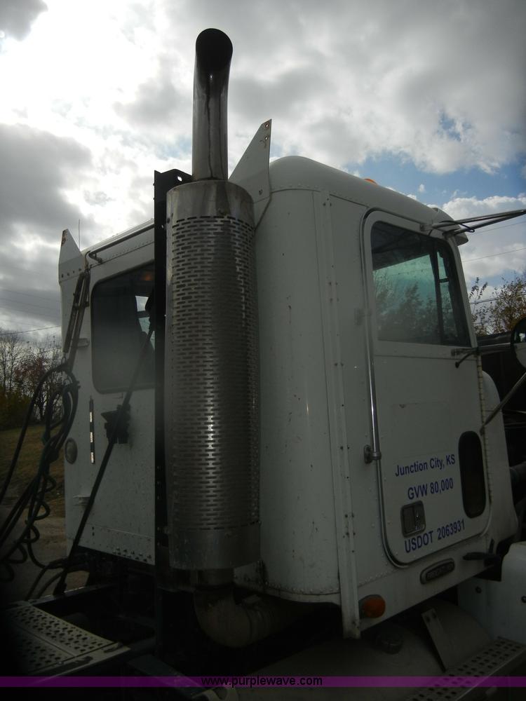 image for item D4657 2000 Freightliner semi truck