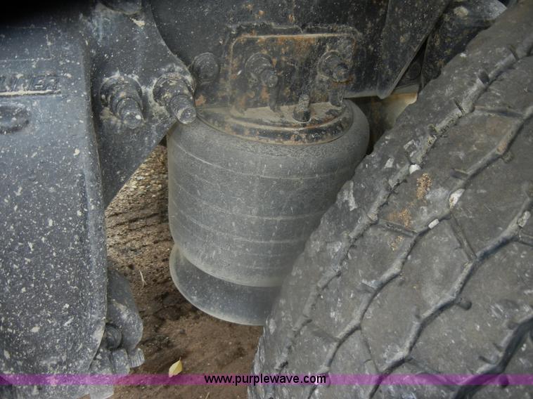 image for item D4657 2000 Freightliner semi truck