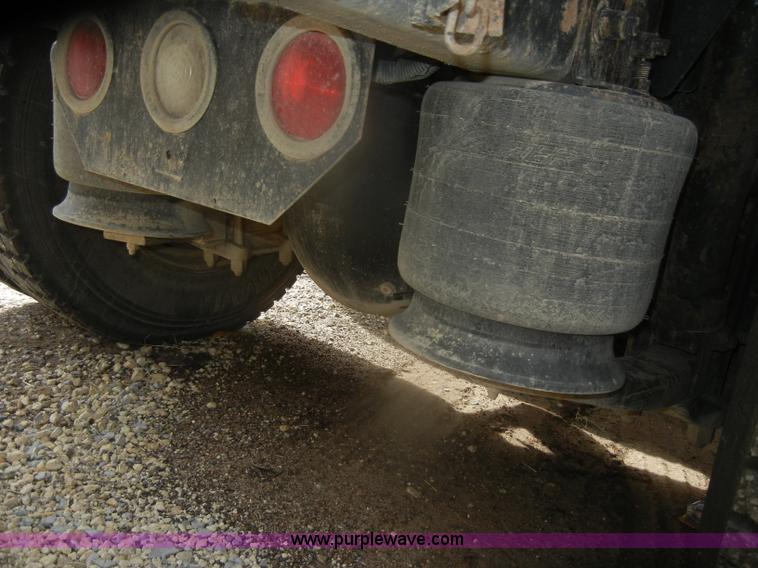 image for item D4657 2000 Freightliner semi truck