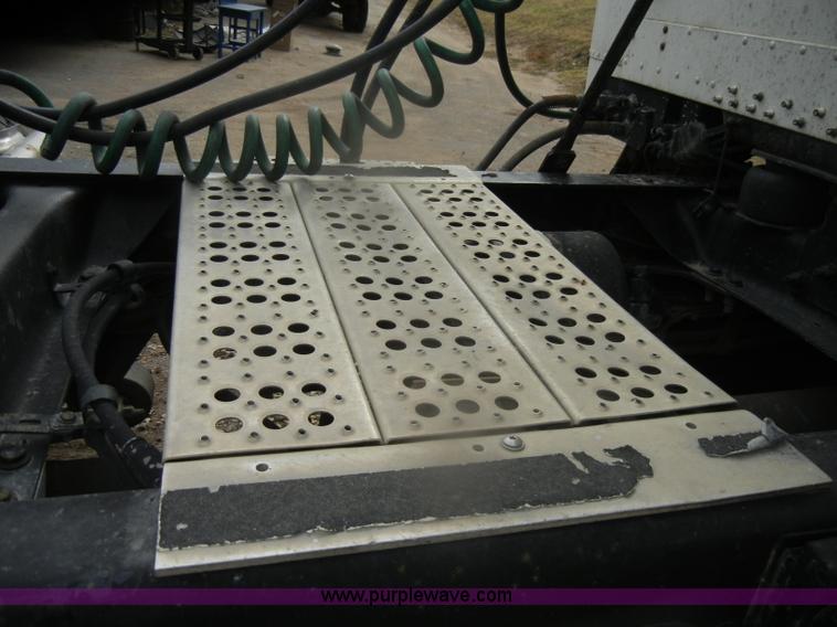 image for item D4657 2000 Freightliner semi truck