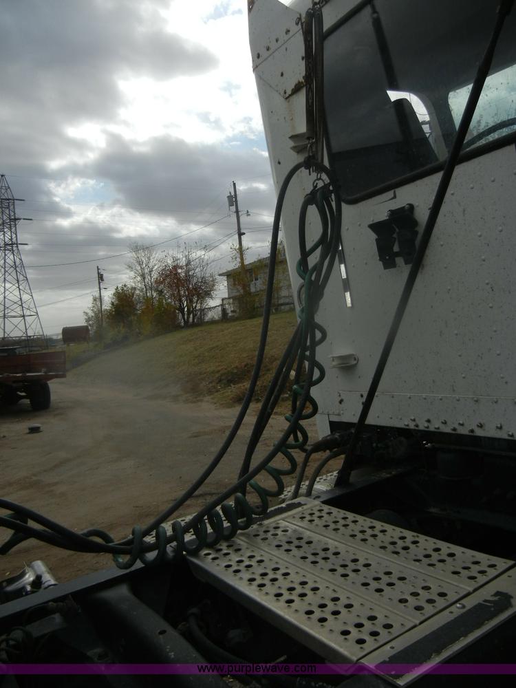 image for item D4657 2000 Freightliner semi truck