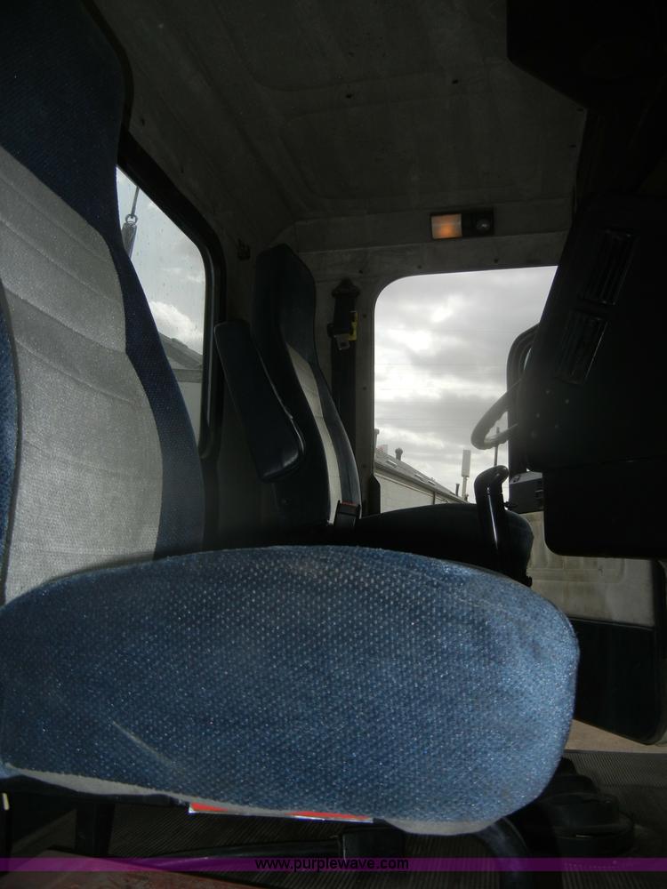 image for item D4657 2000 Freightliner semi truck