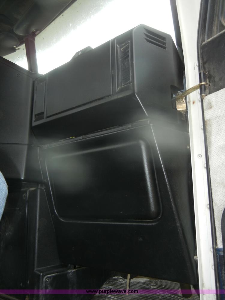 image for item D4657 2000 Freightliner semi truck