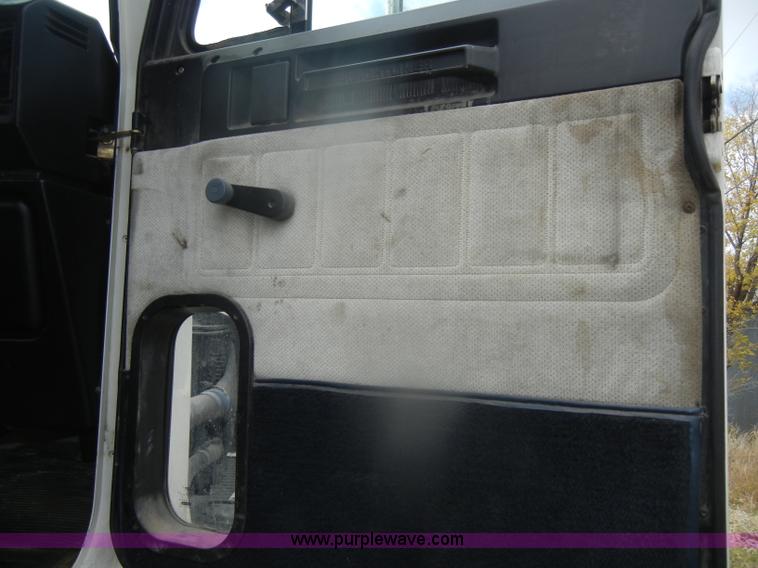 image for item D4657 2000 Freightliner semi truck