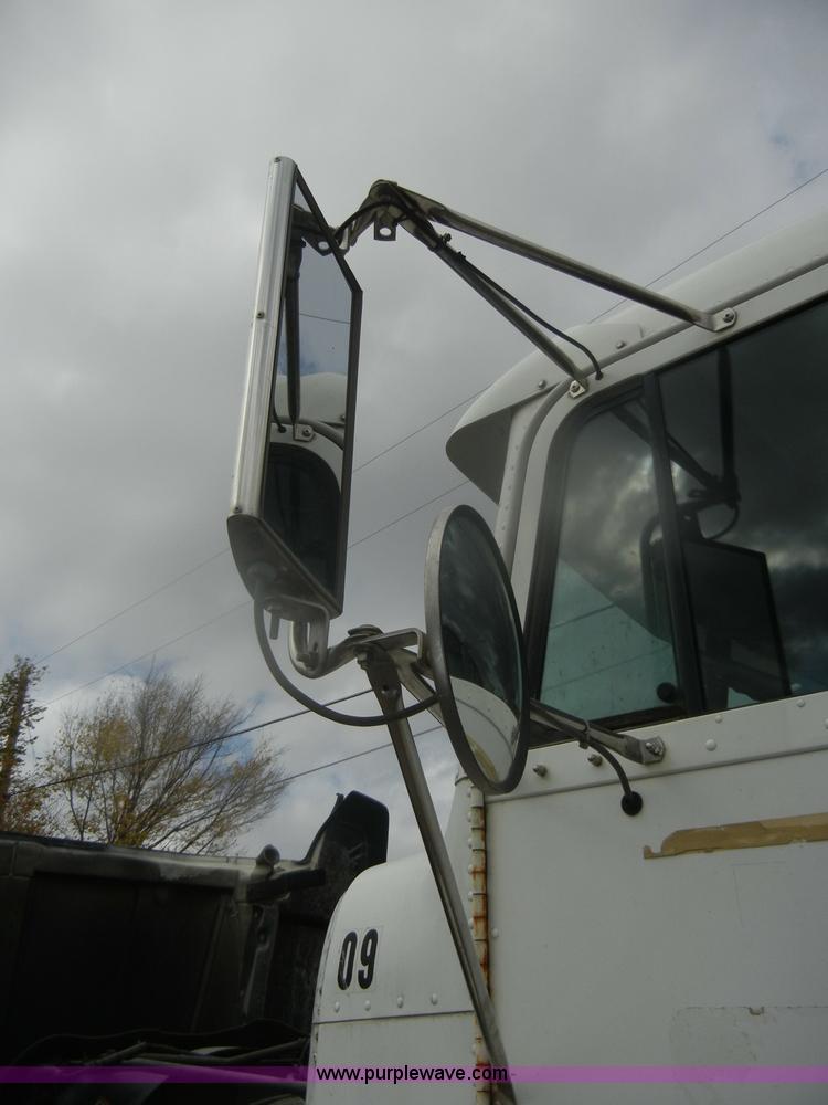 image for item D4657 2000 Freightliner semi truck