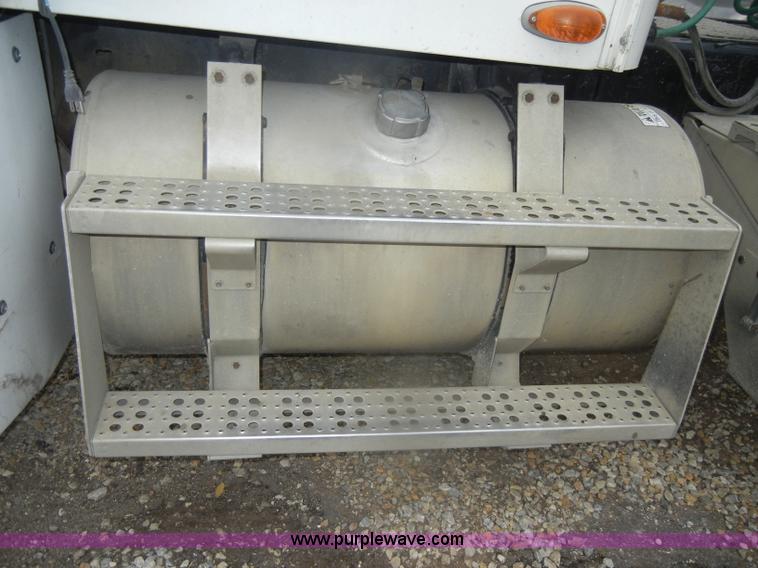 image for item D4657 2000 Freightliner semi truck