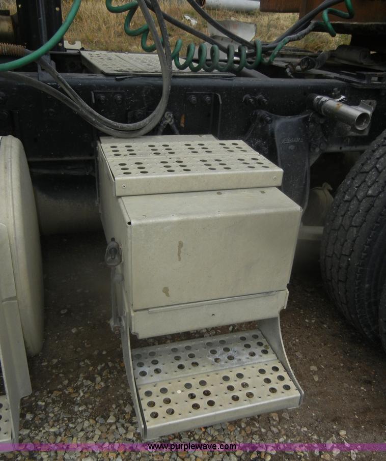 image for item D4657 2000 Freightliner semi truck