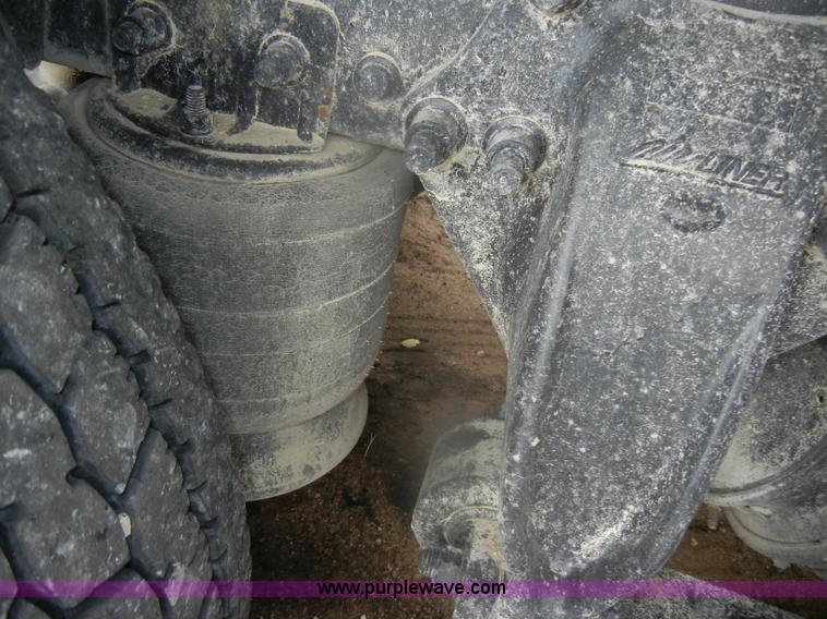 image for item D4657 2000 Freightliner semi truck