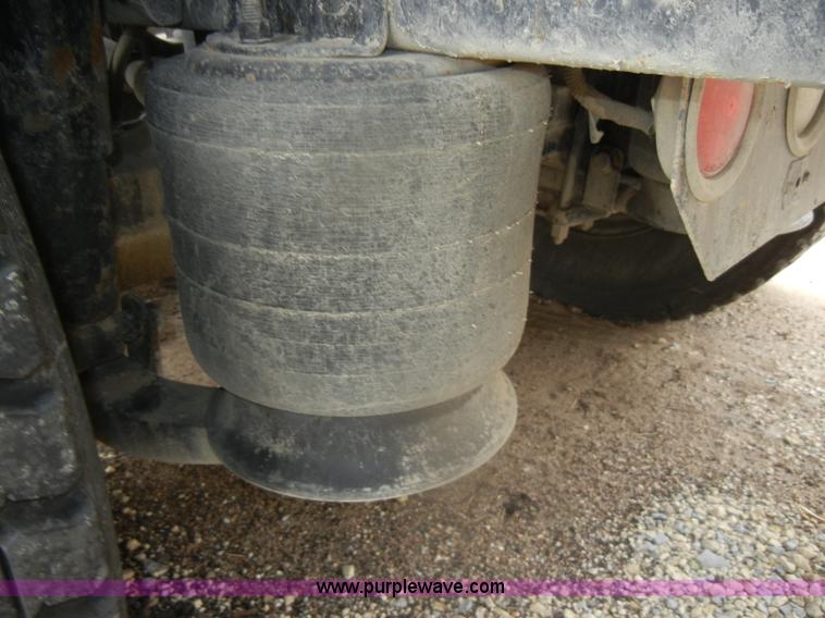 image for item D4657 2000 Freightliner semi truck