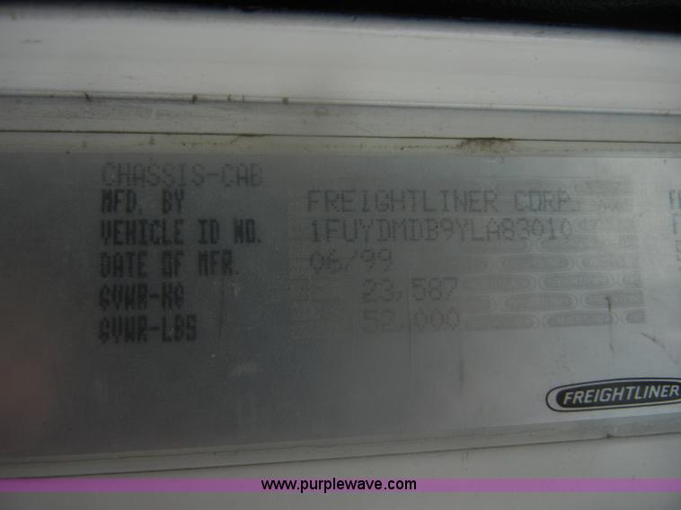 image for item D4657 2000 Freightliner semi truck