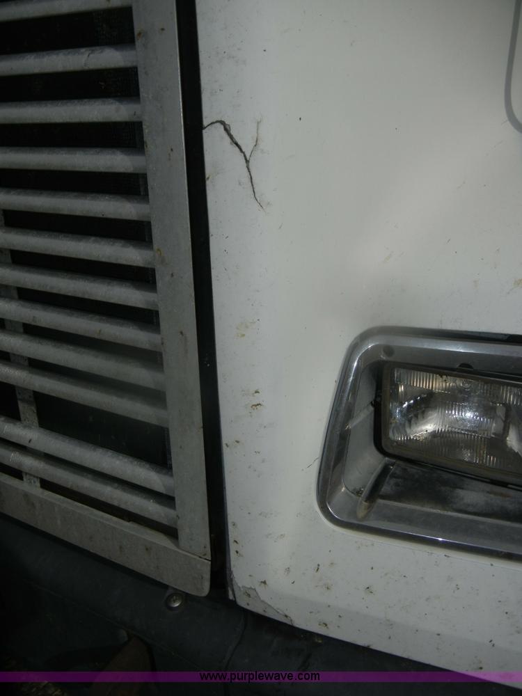 image for item D4657 2000 Freightliner semi truck