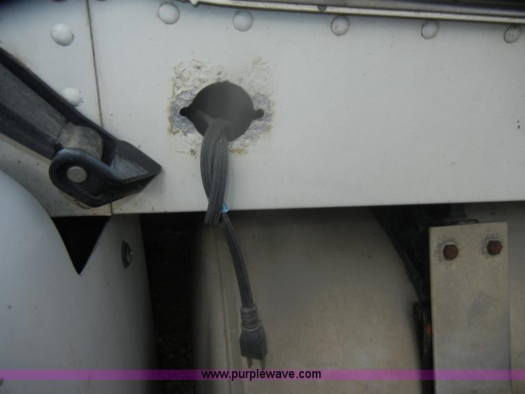 image for item D4657 2000 Freightliner semi truck