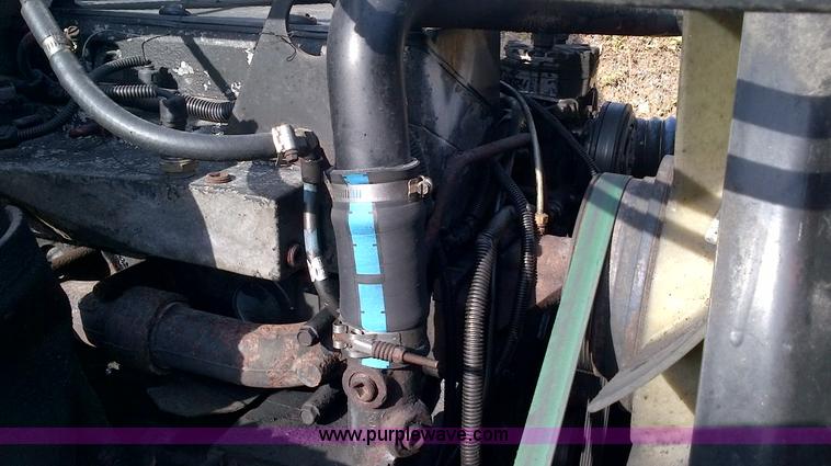 image for item D4657 2000 Freightliner semi truck